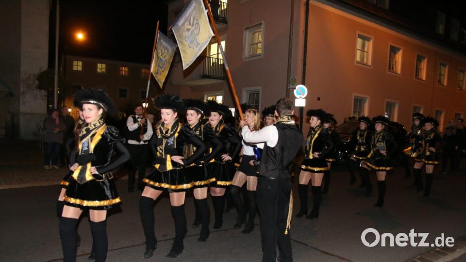 Die Prinzengarde macht sich für den Sturm auf das Rathaus bereit. Bild: sne