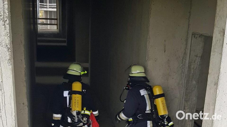 Atemschutzgeräteträger dringen in den Hotelrohbau in Kreuth ein. Bild: sön