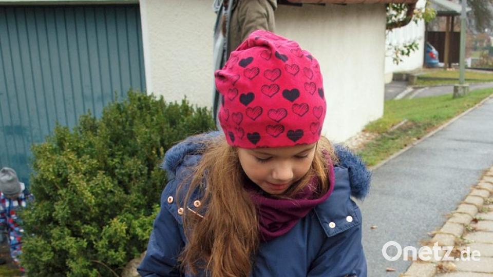 Im Puppenwagen wartete das Kaninchen geduldig auf den Leonhardi-Segen. Bild: sön