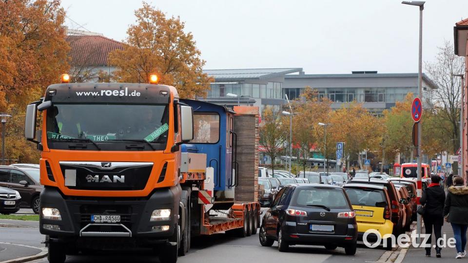 Teilweise ist es ganz schön eng in der Marienstraße, bis sich der Tieflader zwischen den geparkten Autos durchgeschlängelt hat. Bild: Wolfgang Steinbacher