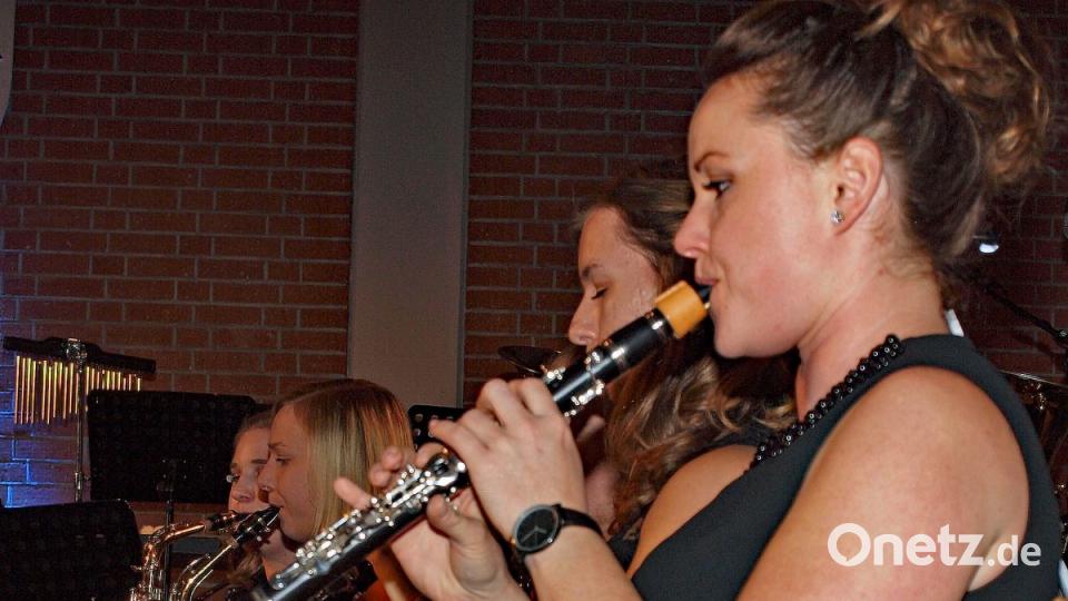 Mit voller Konzentration waren die Musikerinnen des Orchesters bei der Sache. Bild: sön