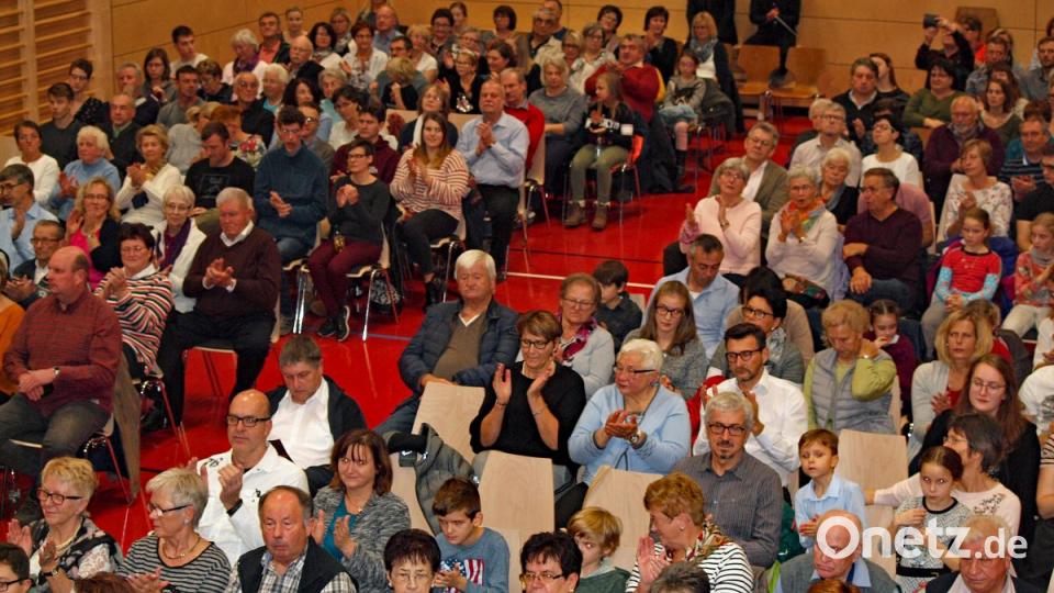 Bis auf dem letzten Platz war die Mehrzweckhalle der Grundschule bei Jubiläumskonzert der Blaskapelle St. Georg gefüllt. Bild: sön