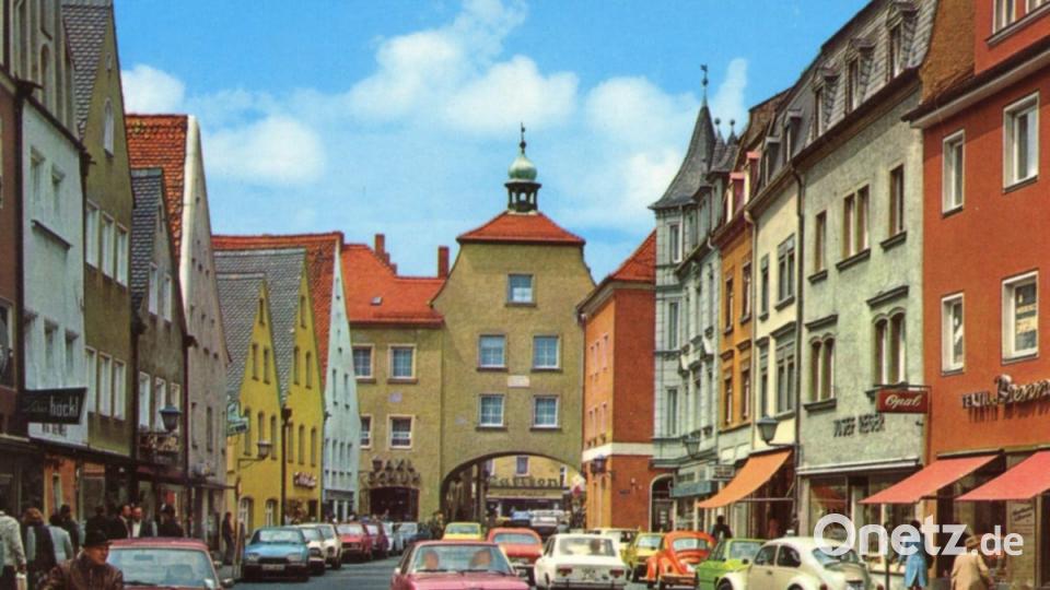 Ende der 70er, Anfang der 80er Jahre entstand diese Postkarte. Sie zeigt den Blick zum Oberen Tor aus östlicher Richtung und sie belegt, wie stark befahren dieser Bereich vor der Umwandlung in eine Fußgängerzone war. Bild: Stadtarchiv Weiden