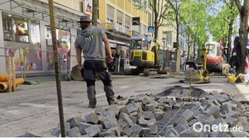Ausbesserungsarbeiten fallen immer wieder mal an, wie hier in der Max-Reger-Straße. Bild: Gerhard Götz