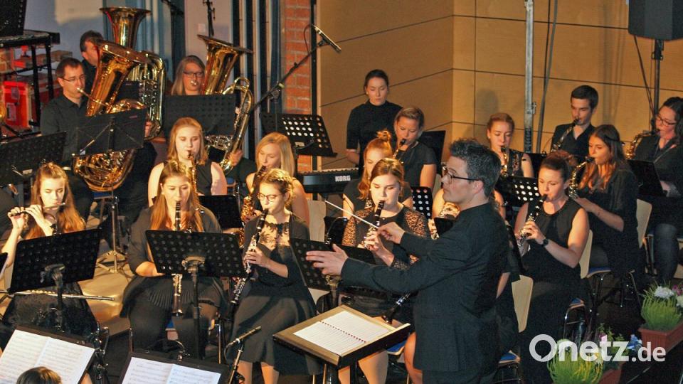 Gastdirigent Andreas Sächerl brachte beim „Midway March“ von John Williams das Orchester gleich auf Touren. Bild: sön