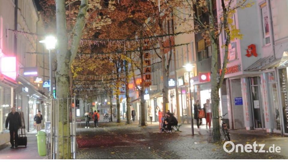 Die Max-Reger-Straße wie sie sich heute präsentiert. Sie wurde 1995 zur Fußgängerzone. Bild: Gabi Schönberger