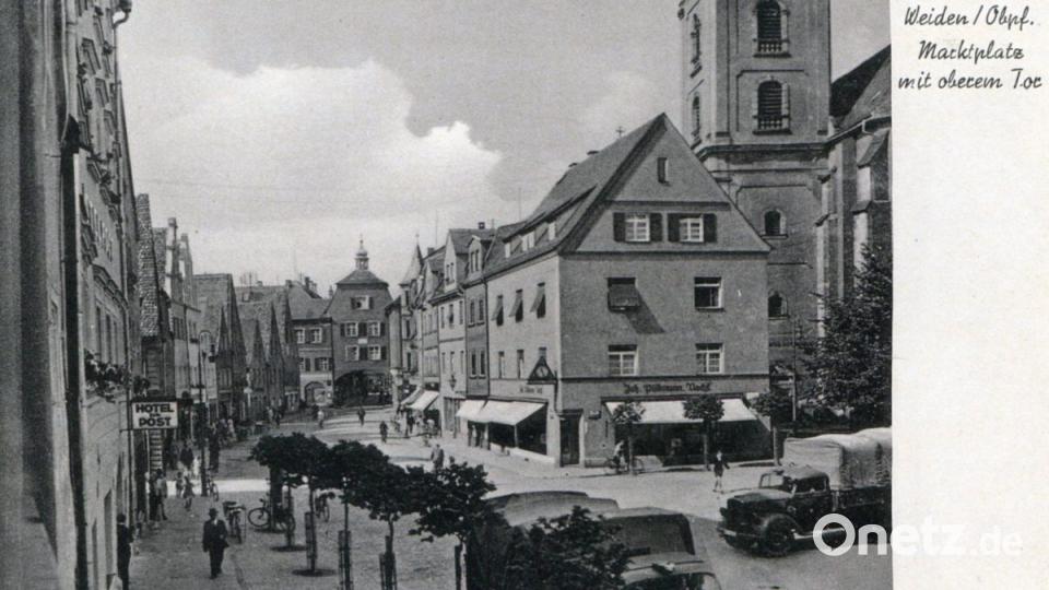 Der Marktplatz mit dem Oberen Tor in Weiden und dem Hotel zur Post. Bild: Stadtarchiv Weiden