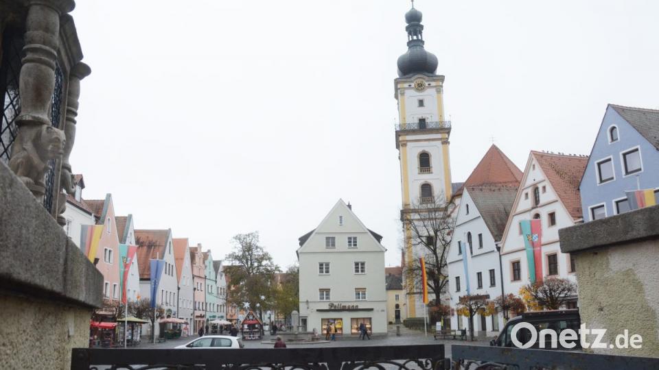 Der gleiche Blick von der Rathaustreppe heute: Parkplätze sind passé, nur noch Anlieger dürfen die Altstadt befahren. Bild: Gabi Schönberger