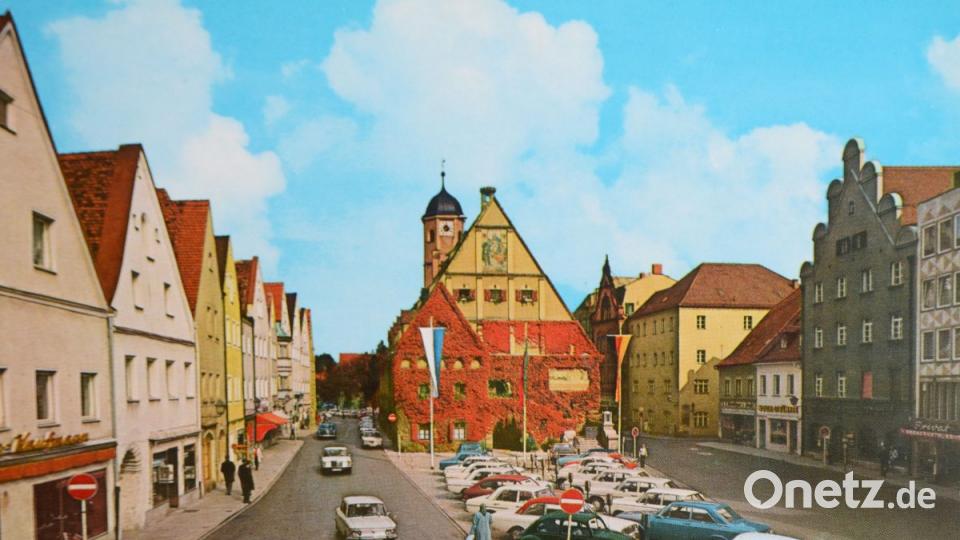 Parken direkt vor dem Alten Rathaus: Bis November 1984 war das möglich, wie diese alte Postkarte belegt. Seitdem haben die Fußgänger Vorrang. Bild: Stadtarchiv Weiden