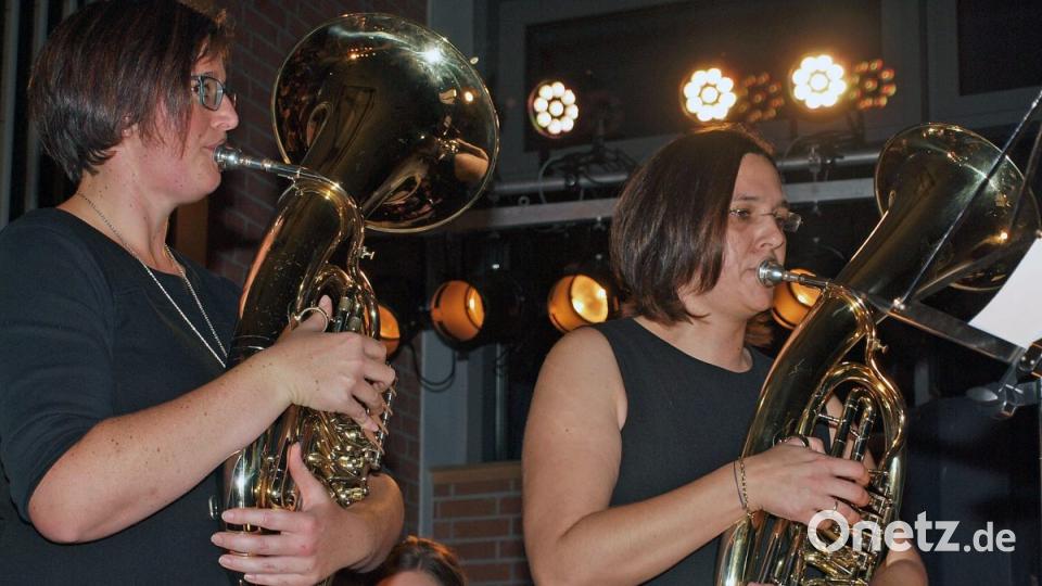 Maria Kagerer (links) und Karin Kopf brillierten beim „Urlaub am Bodensee“, einem Solostück für zwei Tenorhörner. Bild: sön
