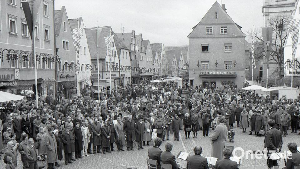 "Sturm und Regen konnten die Weidener nicht abhalten, am Samstagvormittag selbst mit dabeizusein, als die neue Fußgängerzone im Herzen der Altstadt der Bürgern übergeben wurde", meldet "Der neue Tag" in seiner Ausgabe vom 26. November 1984. Bild: Stadtarchiv Weiden/Bonkoß