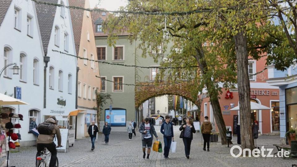Der Blick zum Oberen Tor heute: Der Autoverkehr ist raus (Lieferverkehr und Anlieger ausgenommen), Fußgänger können sich breit machen und gemütlich durch die Altstadt bummeln. Außerdem sorgen Bäume für Grün und spenden im Sommer Schatten. Bild: Gabi Schönberger