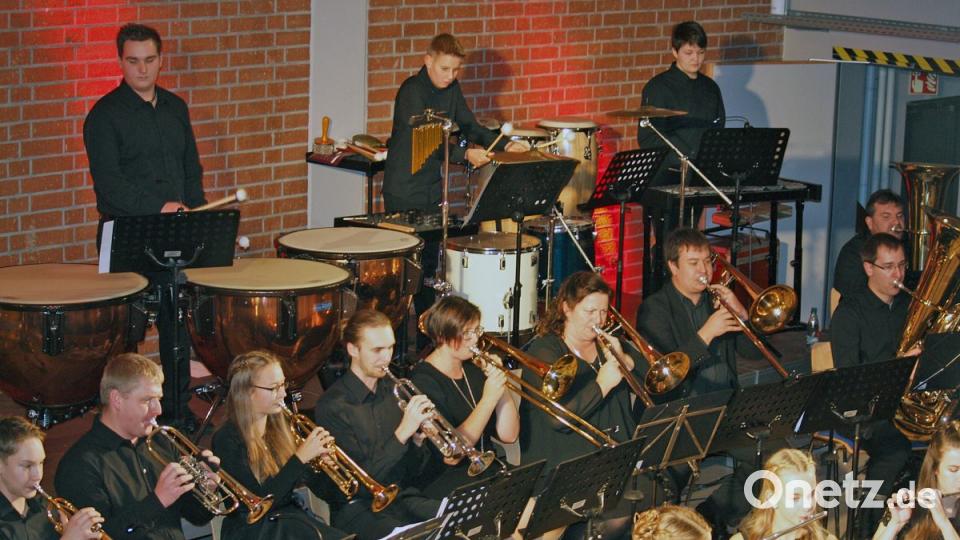 Querflöten, Trompeten und Percussion in Aktion. Bild: sön