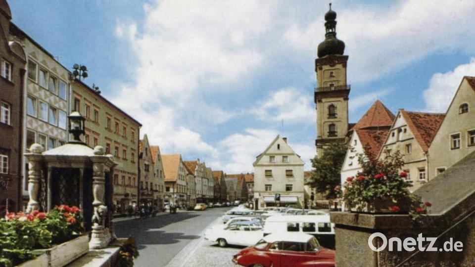 Blick von der Rathaustreppe zur Michaelskirche und zum Oberen Tor, noch bevor die Altstadt zur Fußgängerzone wurde. Bild: Stadtarchiv Weiden