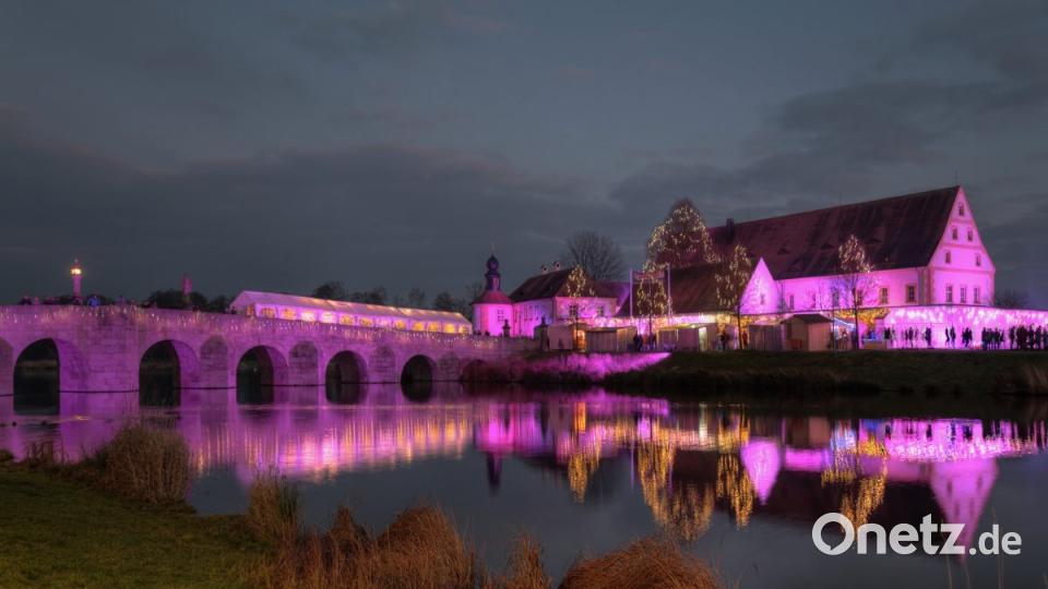 Der Weihnachtsmarkt im und um den historischen Fischhof ist einer der größten Weihnachtsmärkte in der Oberpfalz. Bild: tr