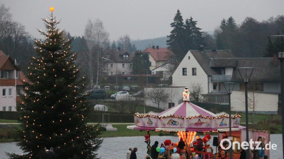 Der Weihnachtsmarkt im und um den historischen Fischhof ist einer der größten Weihnachtsmärkte in der Oberpfalz. Bild: tr