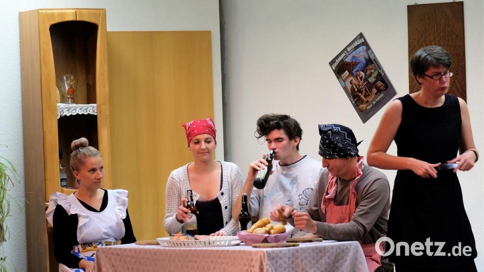 Da kann man sich schon mal vergessen, wenn alle Hausbewohner mit Brotzeit versorgt werden, Emma selber aber nur ein Stück Brot bekommt. Bild: wlr