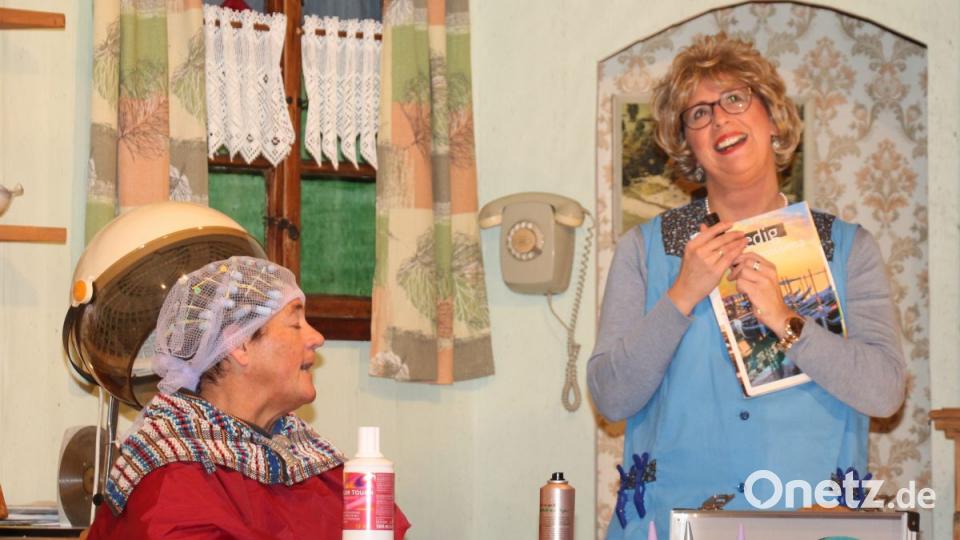 Ida Sorger (rechts, Monika Stahl) frisiert Traudl Wimmer und träumt von einer Reise nach Venedig. Bild: rpp