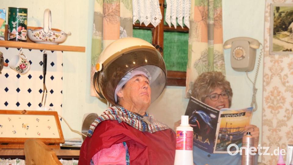 Ida Sorger (rechts, Monika Stahl) frisiert Traudl Wimmer und träumt von einer Reise nach Venedig. Bild: rpp
