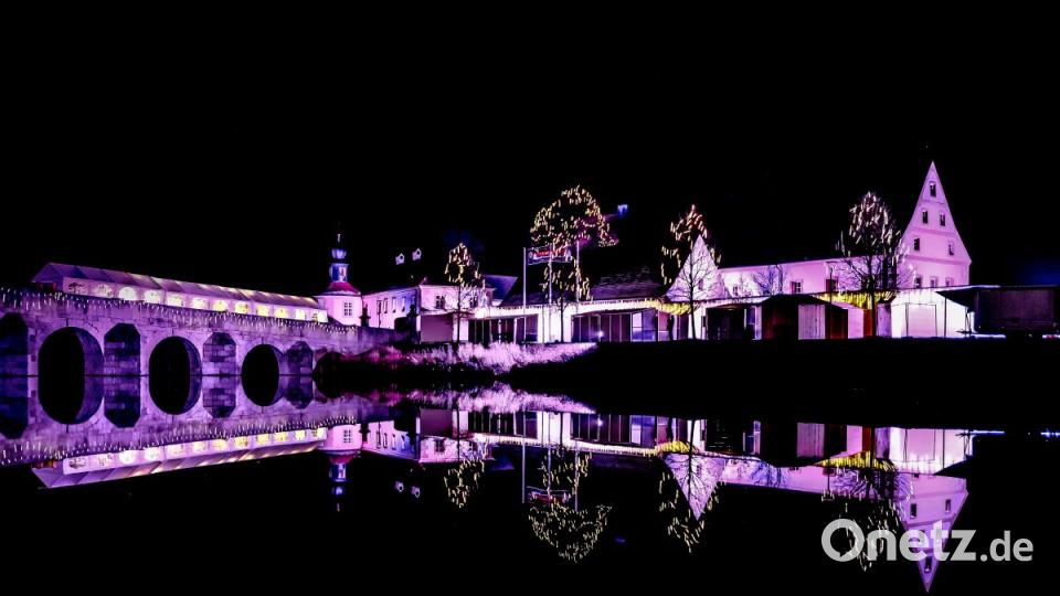 Der Weihnachtsmarkt im und um den historischen Fischhof ist einer der größten Weihnachtsmärkte in der Oberpfalz. Bild: Thomas Würl