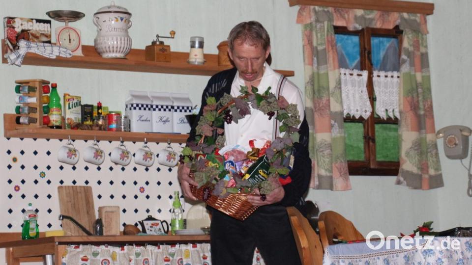 Hans Wimmer bringt vom Preisschafkopf einen Geschenkkorb mit nach Hause. Bild: rpp