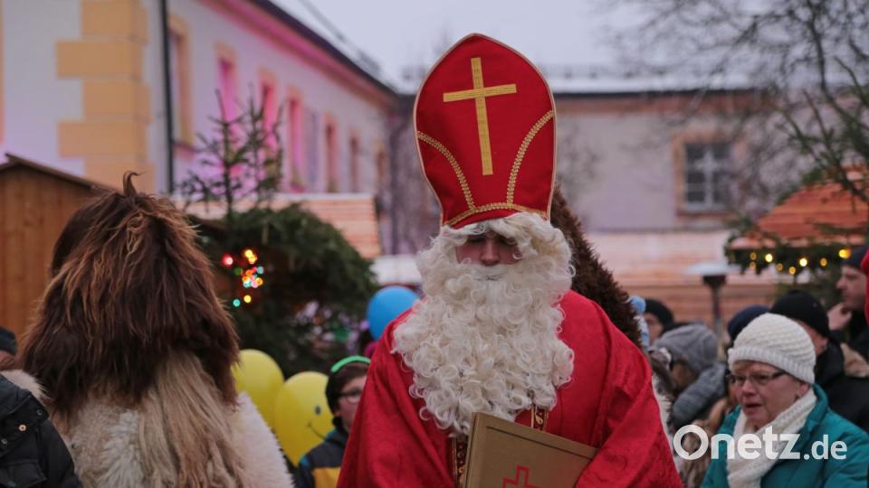 Der Weihnachtsmarkt im und um den historischen Fischhof ist einer der größten Weihnachtsmärkte in der Oberpfalz. Bild: tr
