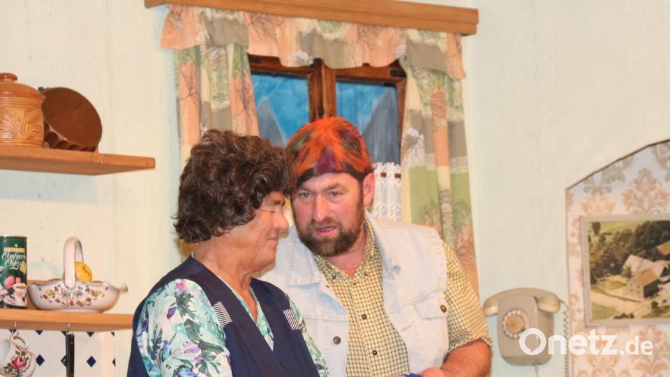 Ignaz Schaffer diskutiert mit Traudl Wimmer. Bild: rpp