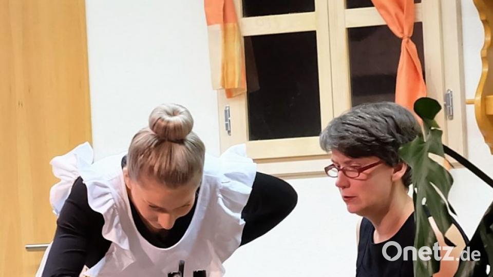 Kathi bemüht sich in keinster Weise, der ungebetenen Tante Emma ein angemessenes Frühstück zu servieren. Bild: wlr