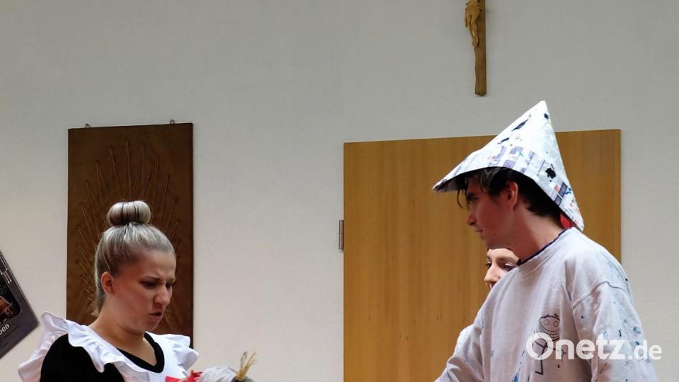 Anderl übergibt Kathi die mit Schweinemist getränkten Klamotten von Tante Emma, die Kathi sofort waschen soll! Kathi beschließt aber, die Klamotten lieber im Misthaufen zu vergraben. Bild: wlr