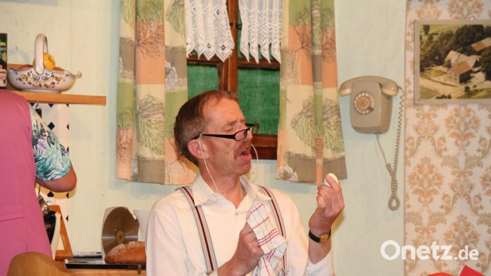 &quot;Stinkstiefel&quot; Hans Wimmer (Thomas Deubzer) putzt ein Ei, das er zuvor aus dem Hühnerstall geholt hat. Bild: rpp