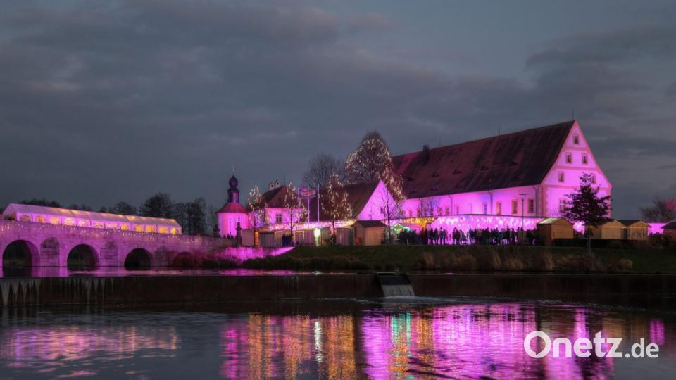 Der Weihnachtsmarkt im und um den historischen Fischhof ist einer der größten Weihnachtsmärkte in der Oberpfalz. Bild: tr
