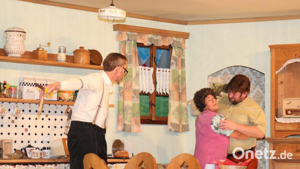 Beim Aufräumen der Speis greift Hans Wimmer in eine Falle. Seine Frau Traudl (Margit Stich) bekommt dafür natürlich einen &quot;Anschiß&quot;. Ignaz Schaffer (Reinhard Etterer) steht ihr bei. Bild: rpp