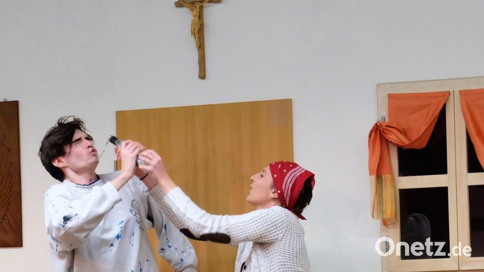 Tante Emma hat Kuni aufgetragen die Fenster mit Schnaps zu reinigen, da es im Haushalt keinen Spiritus gibt. Anderl hingegen will den teuren Schnaps lieber in der Kehle versenken, bevor er am Fenster vergeudet wird. Bild: wlr