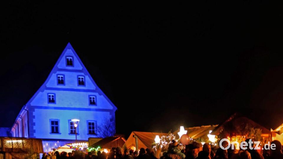 Der Weihnachtsmarkt im und um den historischen Fischhof ist einer der größten Weihnachtsmärkte in der Oberpfalz. Bild: tr