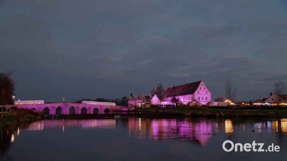 Der Weihnachtsmarkt im und um den historischen Fischhof ist einer der größten Weihnachtsmärkte in der Oberpfalz. Bild: tr