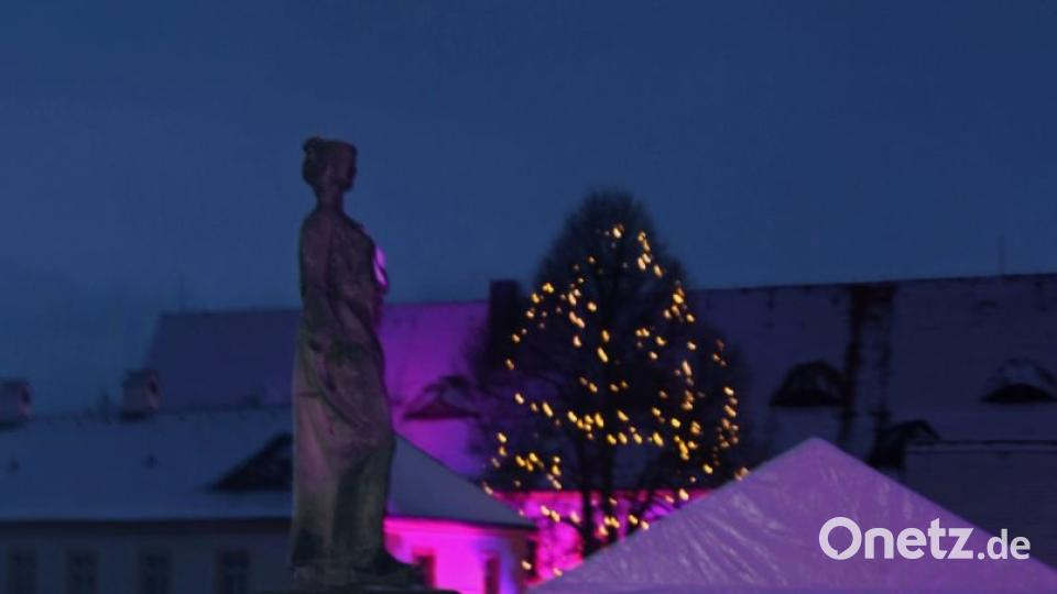 Der Weihnachtsmarkt im und um den historischen Fischhof ist einer der größten Weihnachtsmärkte in der Oberpfalz. Bild: tr