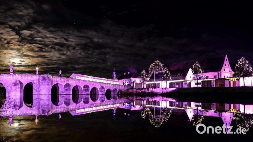 Der Weihnachtsmarkt im und um den historischen Fischhof ist einer der größten Weihnachtsmärkte in der Oberpfalz. Bild: Thomas Würl