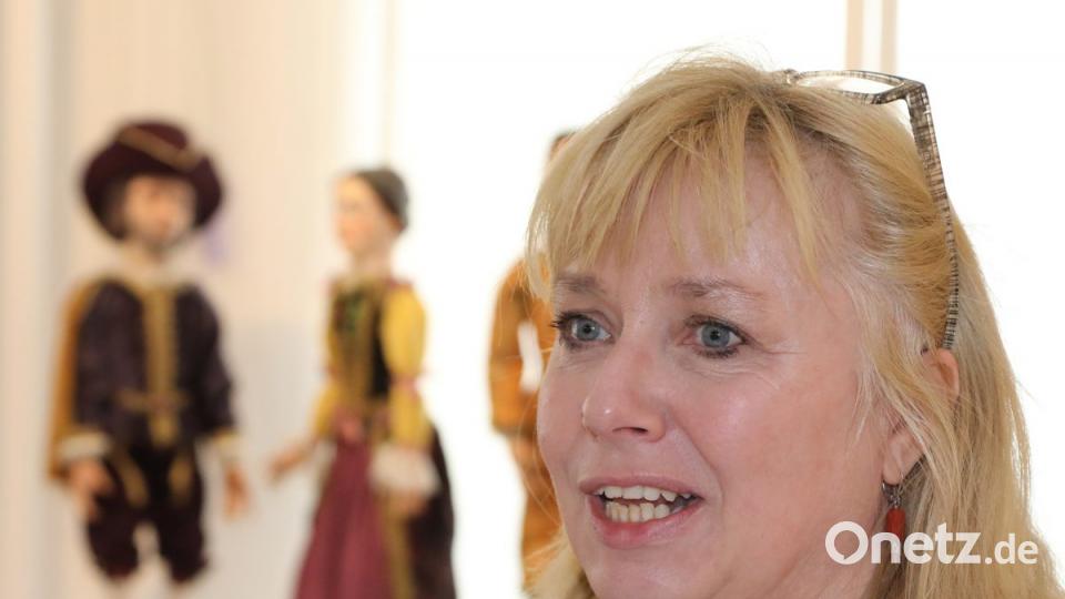 Museumsleiterin Eva Maria Keil lenkt den Blick auch auf die Geschichte des Schwandorfer Marionettentheaters. Bild: Gerhard Götz
