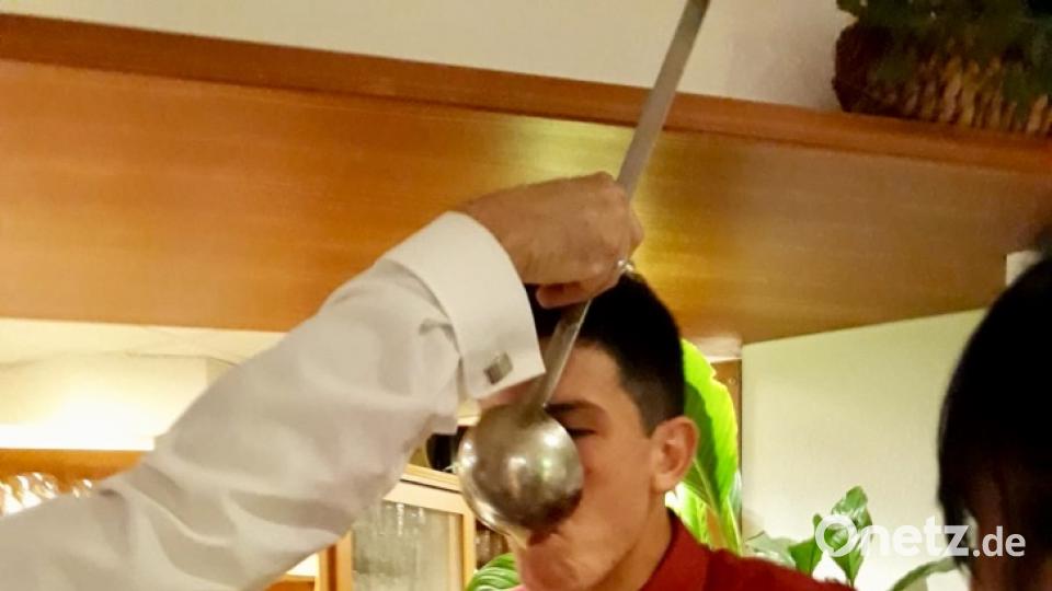 Für die Träger des Spitzweckens gibt es Bier aus einem Schöpflöffel. So sollen die Männer in den Saal gelockt werden. Bild: upl