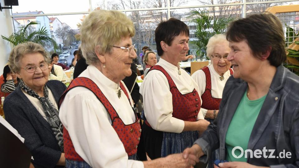 Ehrenbezirksbäuerin Stilla Klein (rechts) gratuliert einer Sängerin des Schnaittenbacher Landfrauenchors. Insgesamt gibt es 70 Landfrauenchöre mit 1500 Sängerinnen. Bild: Petra Hartl