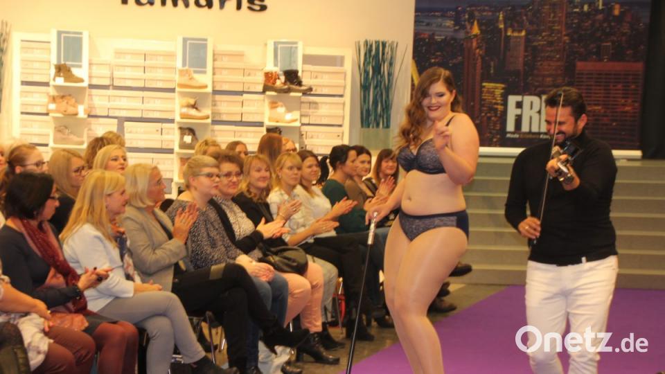 Dessous zu präsentieren, macht Spaß. Bild: kro