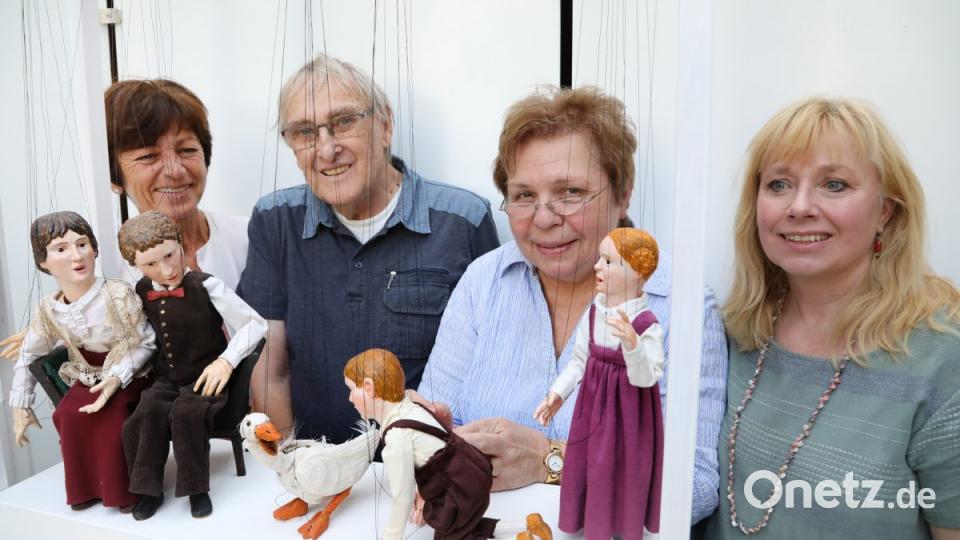 Bürgermeisterin Ulrike Roidl, Raimund und Christine Pöllmann sowie Museumsleiterin Eva Maria Keil (von links) stehen hinter „Der Weihnachtsgans Auguste“ Bild: Gerhard Götz