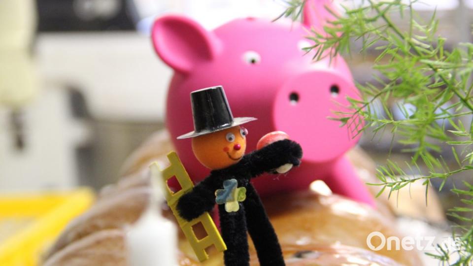 Schornsteinfeger, Glücksschweinchen, Kinderspielzeug und natürlich Kerzen gehören auf den Spitzwecken. Bild: upl