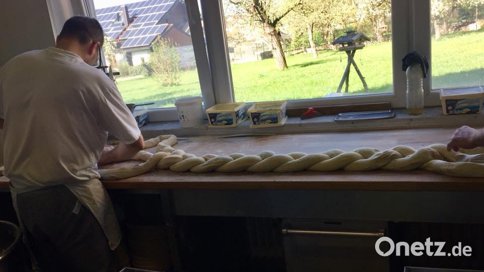 Bäcker Marco Ries bereitet den Teig zum Backen vor. Bild: upl