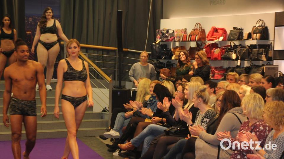 Vier Modells präsentierten die neuesten Dessous. Bild: kro