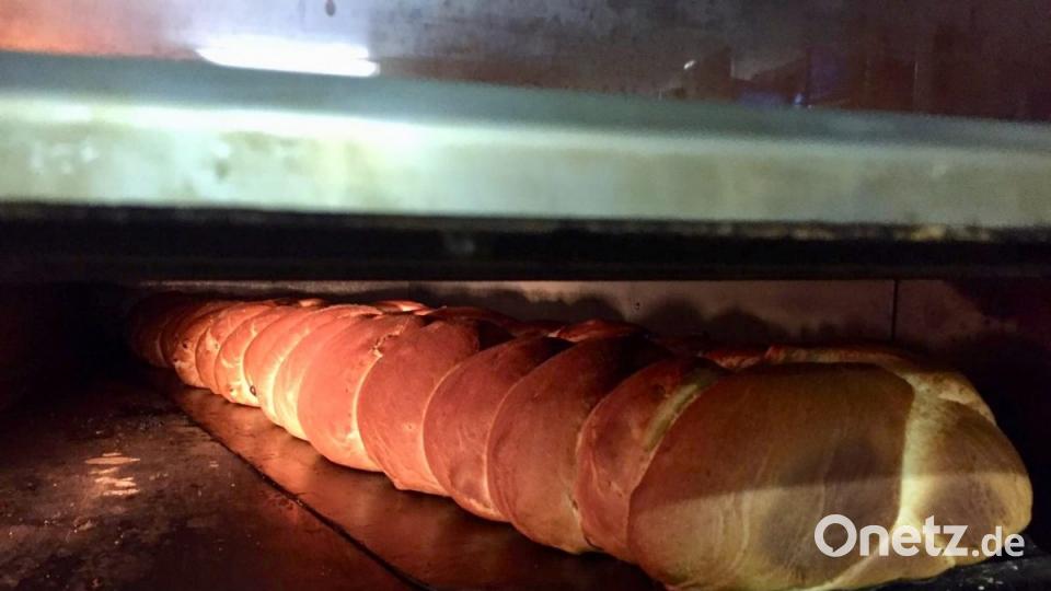 Einige Bäcker im Kreis Amberg-Sulzbach backen noch Spitzwecken. Sie werden dazu oft stückweise in den Ofen geschoben. Bild: upl
