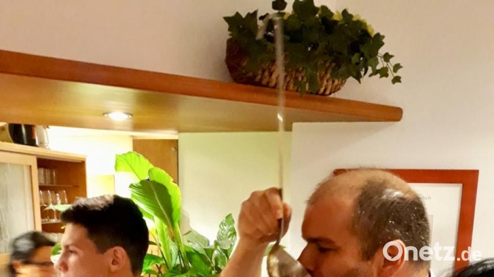 Für die Träger des Spitzweckens gibt es Bier aus einem Schöpflöffel. So sollen die Männer in den Saal gelockt werden. Bild: upl