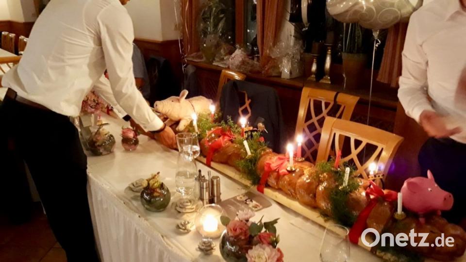 Am Ende des Rituals muss der Spitzwecken auf dem Tisch vor dem Brautpaar abgestellt worden. Bild: upl