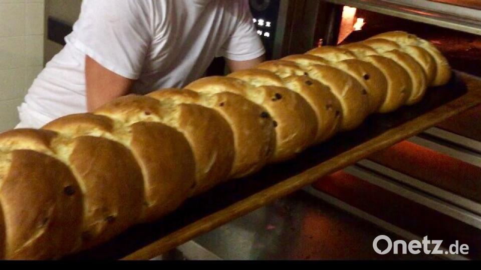 Einige Bäcker im Kreis Amberg-Sulzbach backen noch Spitzwecken. Sie werden dazu oft stückweise in den Ofen geschoben. Bild: upl