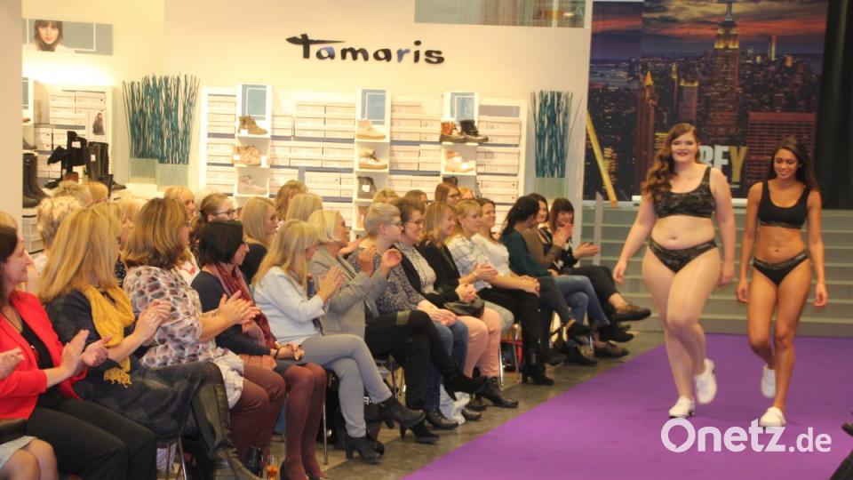 Dessous in allen Größen präsentieren die Modells. Bild: kro